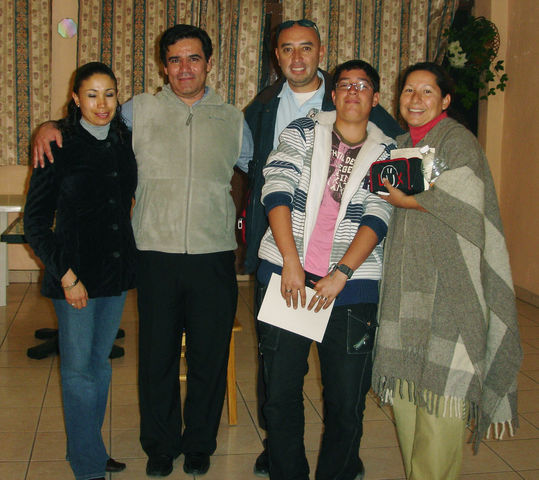 Una grata visita desde León, mi excompañero de primaria Jorge Carrillo y su familia. En la foto, abrazando a mi querida esposa.